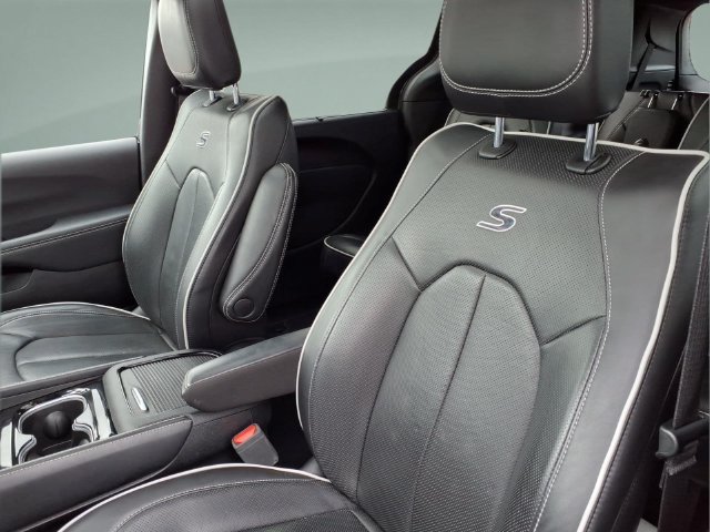 Used 2025 Chrysler Pacifica Limited FWD image 16