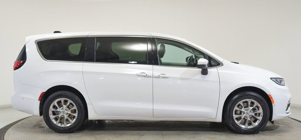 Used 2023 Chrysler Pacifica Touring-L image 12