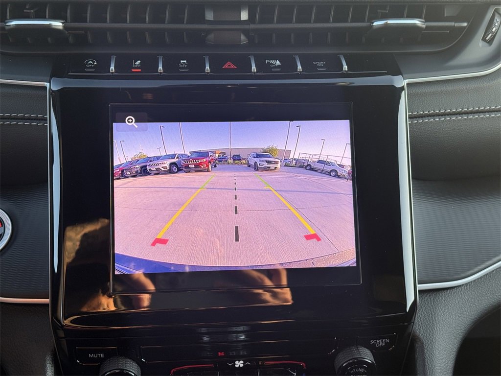 New 2025 Jeep Grand Cherokee Laredo image 14