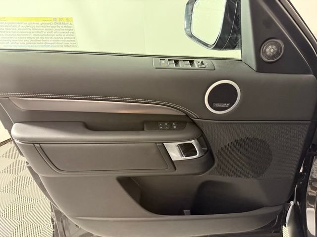 Used 2025 Land Rover Discovery Metropolitan Edition AWD/4WD image 14