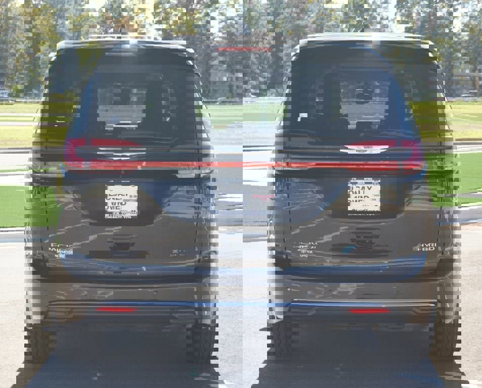 Used 2022 Chrysler Pacifica Limited w/ Uconnect Theater Family Group image 3