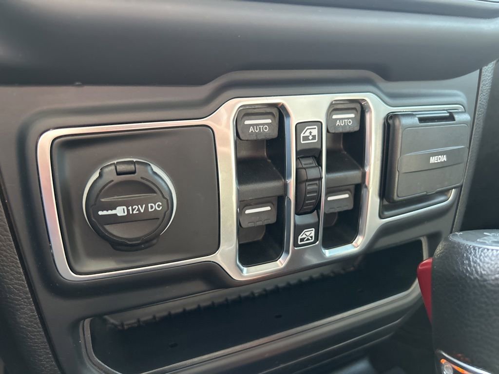 Used 2018 Jeep Wrangler Unlimited Sahara image 32