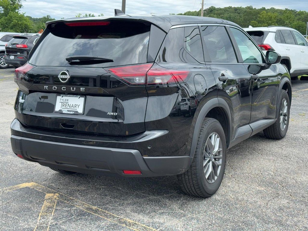 Used 2024 Nissan Rogue S AWD/4WD image 4