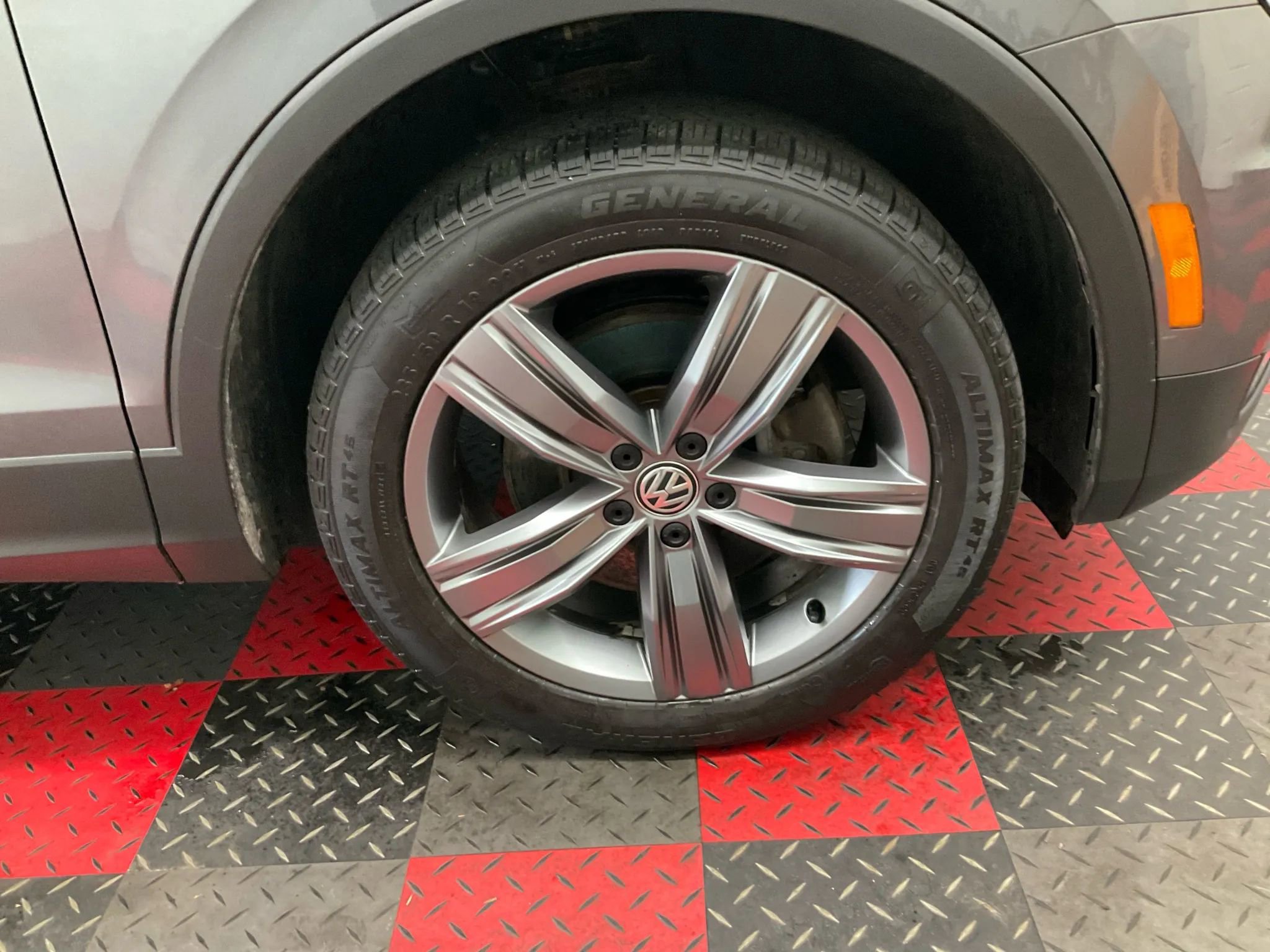 Used 2020 Volkswagen Tiguan SEL image 2