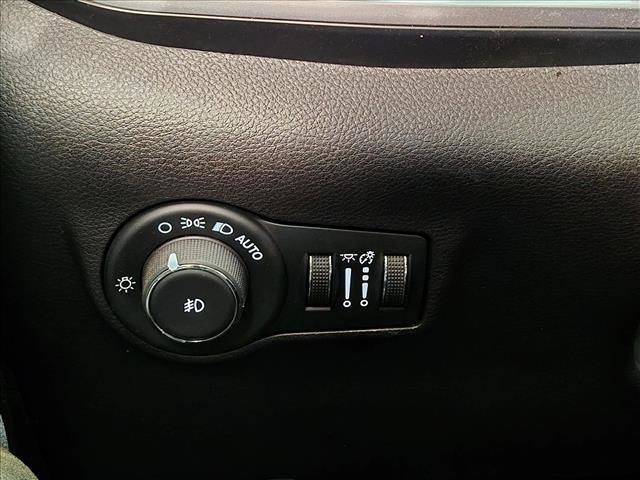 Used 2024 Jeep Compass Latitude w/ Sun and Sound Group AWD/4WD image 13
