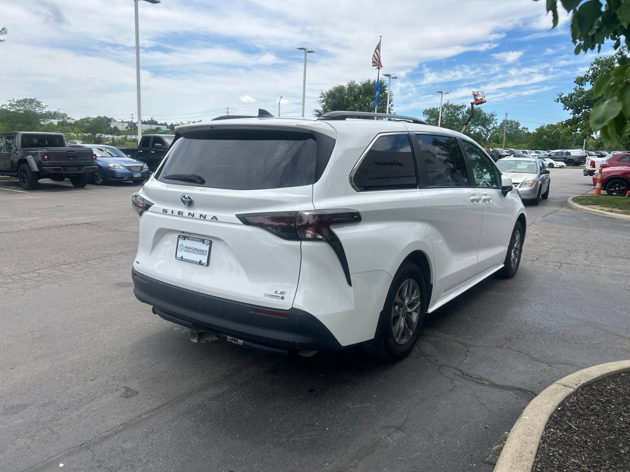 Used 2024 Toyota Sienna LE AWD/4WD image 3