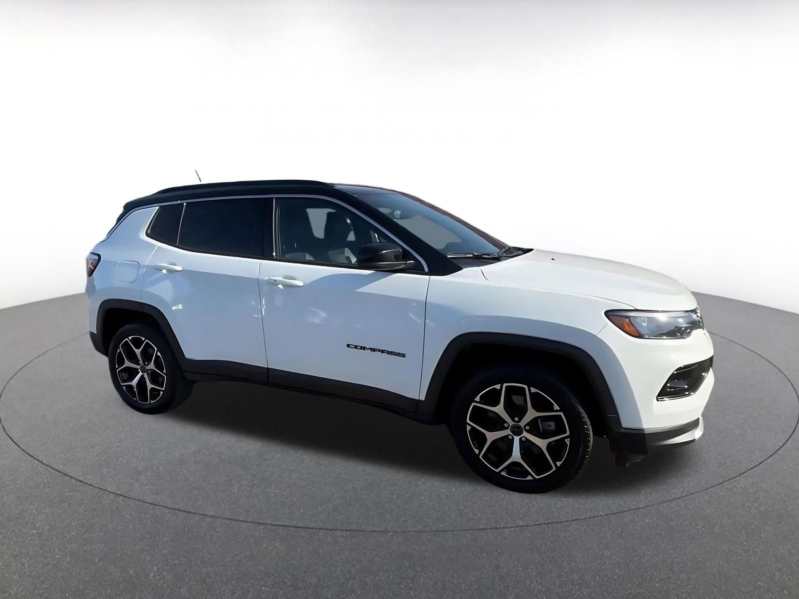 Used 2025 Jeep Compass Limited AWD/4WD image 2