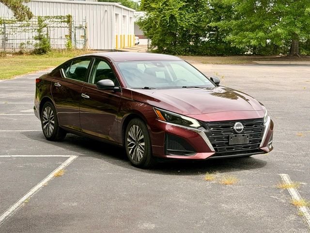 Used 2024 Nissan Altima 2.5 SV FWD image 11