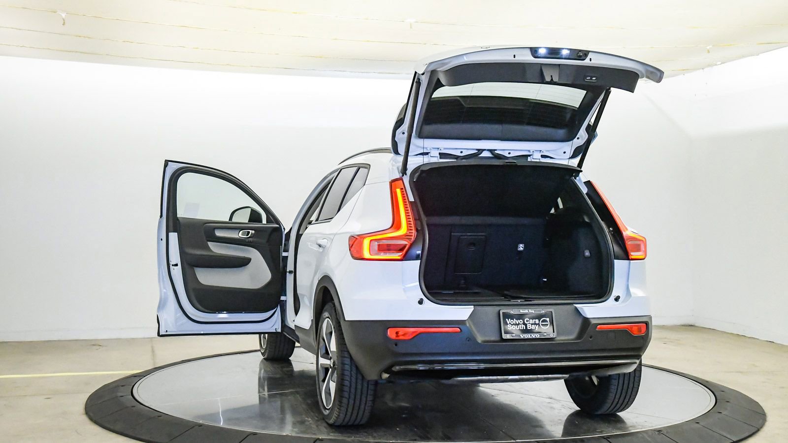 Certified 2026 Volvo XC40 B5 Plus w/ Protection Package Premier AWD/4WD image 26