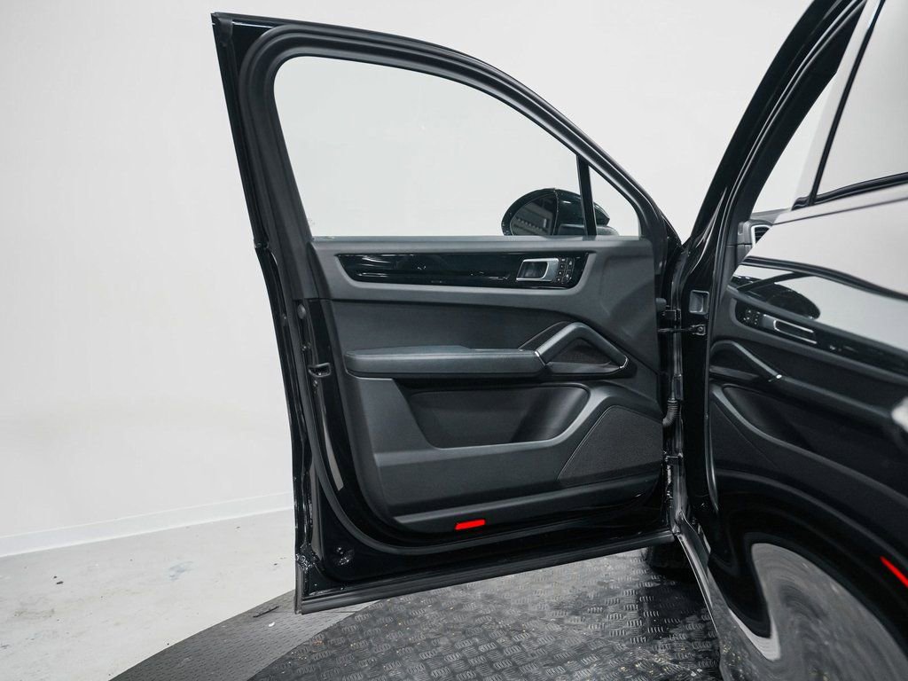 Used 2023 Porsche Cayenne w/ Premium Package image 10