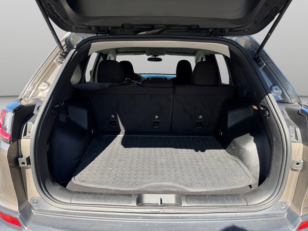 Used 2019 Jeep Cherokee Latitude w/ Popular Appearance Group FWD image 23