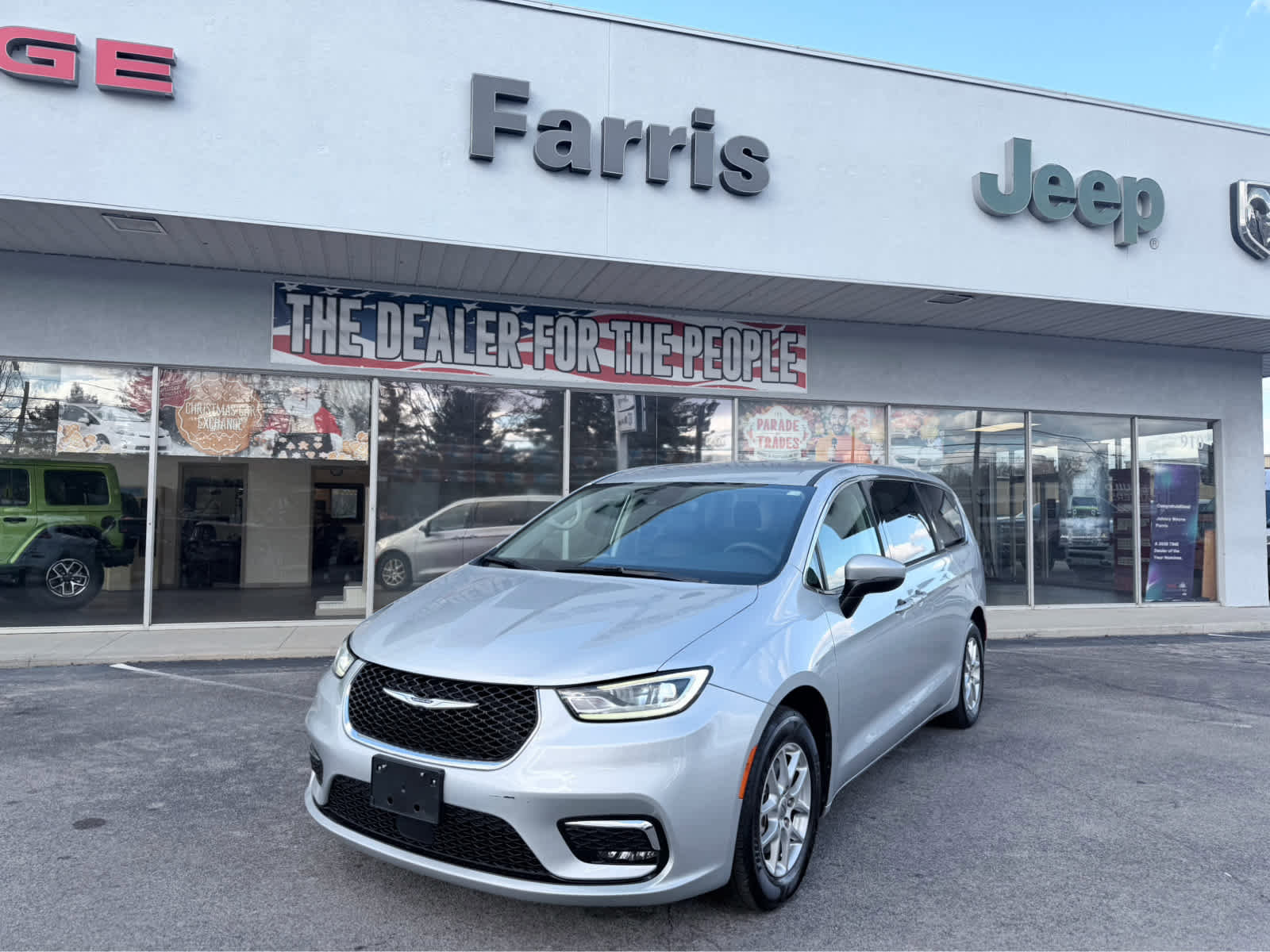 Used 2023 Chrysler Pacifica Touring-L image 2