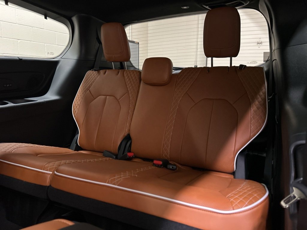New 2026 Chrysler Pacifica Pinnacle image 9