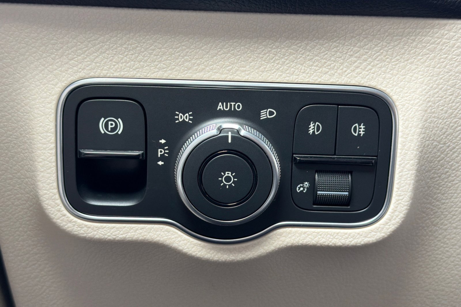 Certified 2025 Mercedes-Benz GLB 250 image 33