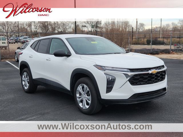 Used 2025 Chevrolet Trax LS FWD image 1