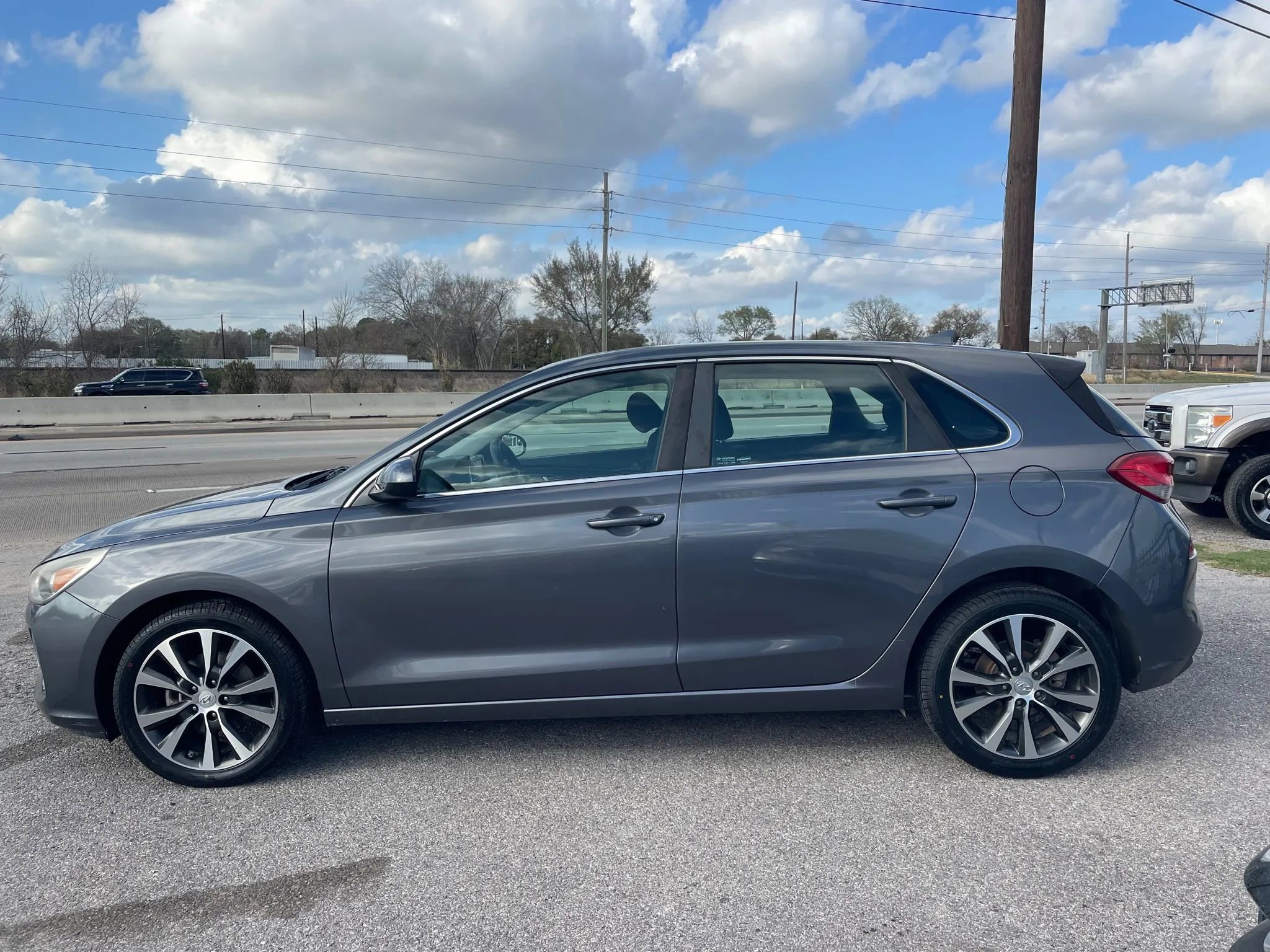 Used 2019 Hyundai Elantra GT FWD image 2