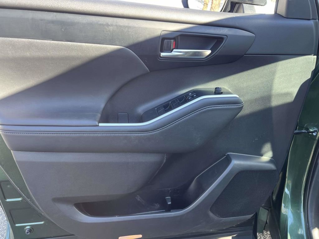 Used 2023 Toyota Highlander XLE image 25