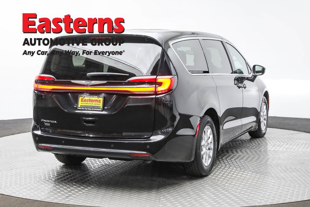Used 2023 Chrysler Pacifica Touring-L FWD image 5