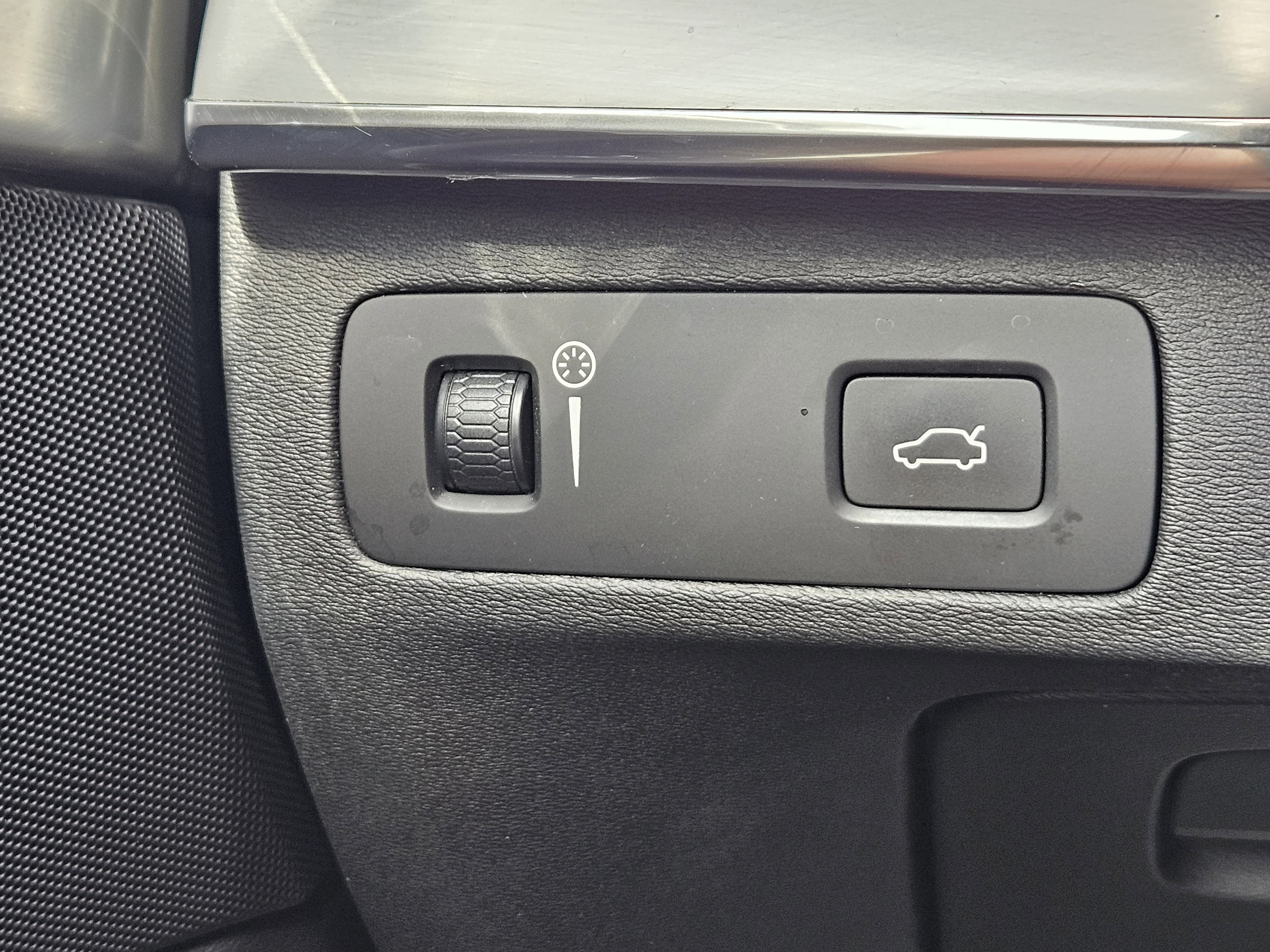 Used 2018 Volvo XC90 T6 Momentum w/ Convenience Package image 32