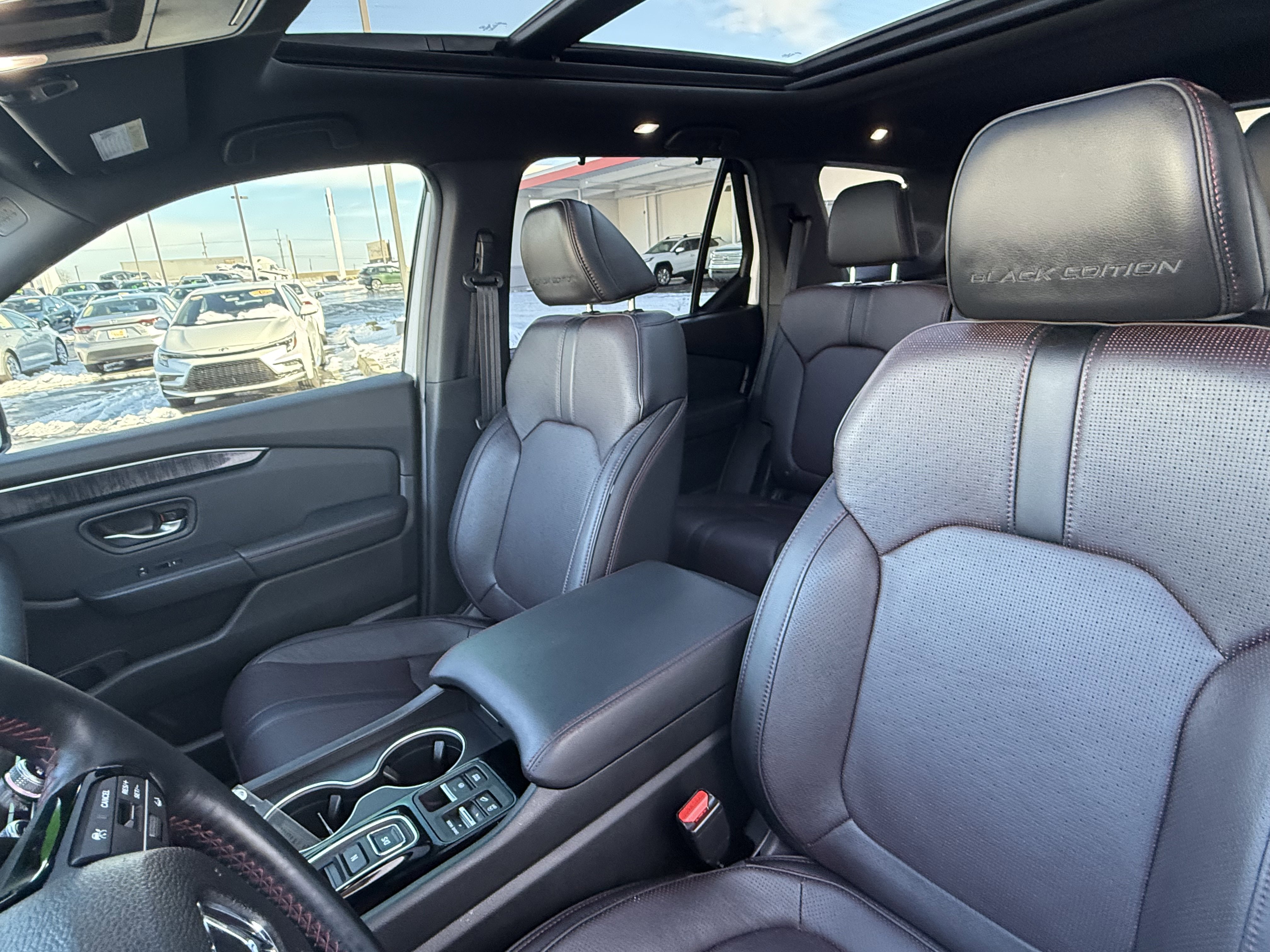 Used 2025 Honda Pilot Black Edition image 9