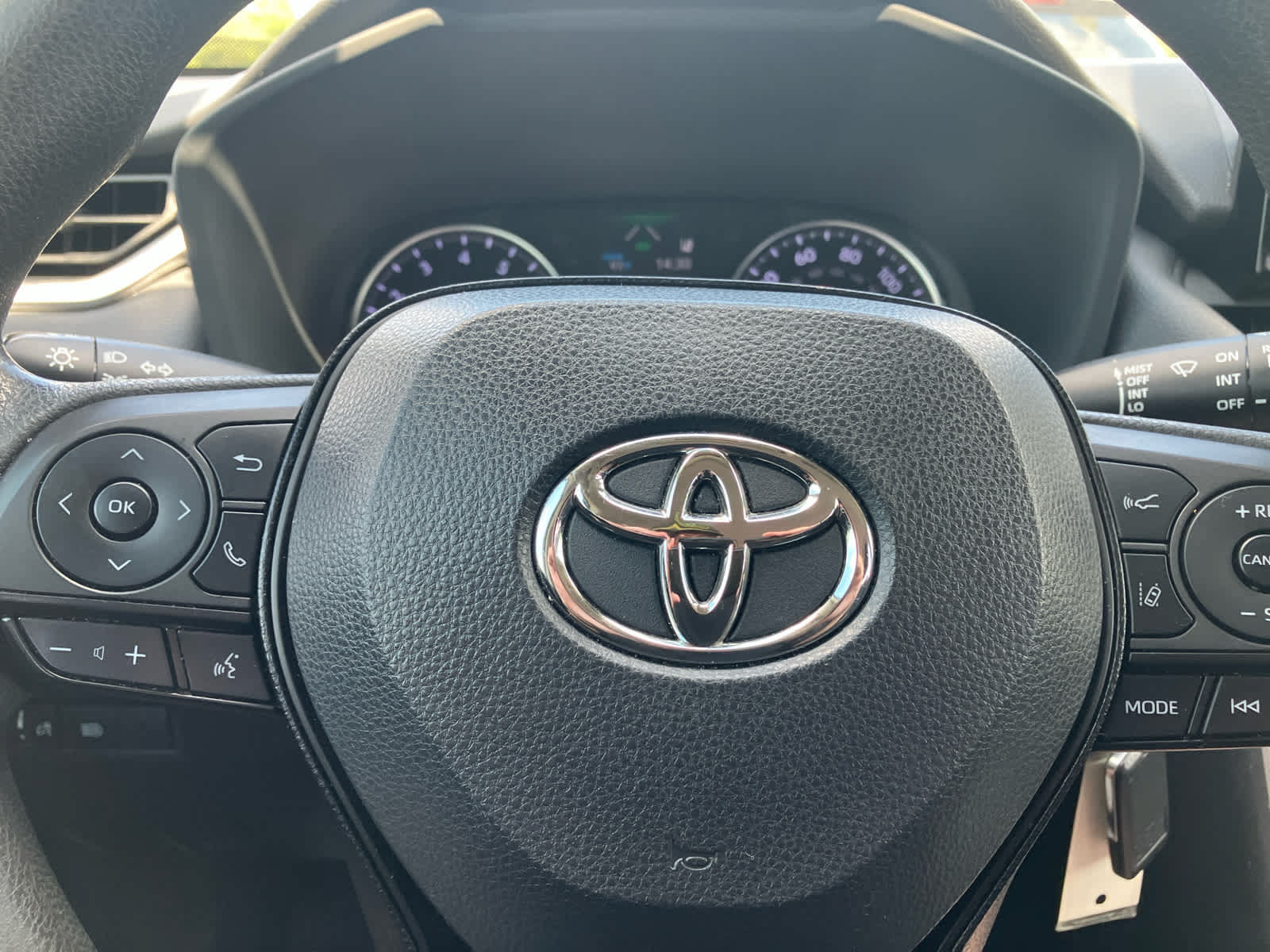 Used 2020 Toyota RAV4 LE w/ All Weather Liner Package AWD/4WD image 14