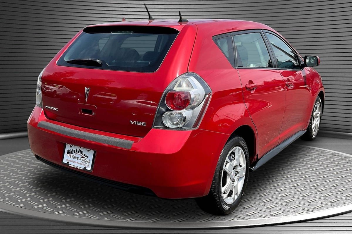 Used 2010 Pontiac Vibe w/ Preferred Package FWD image 6
