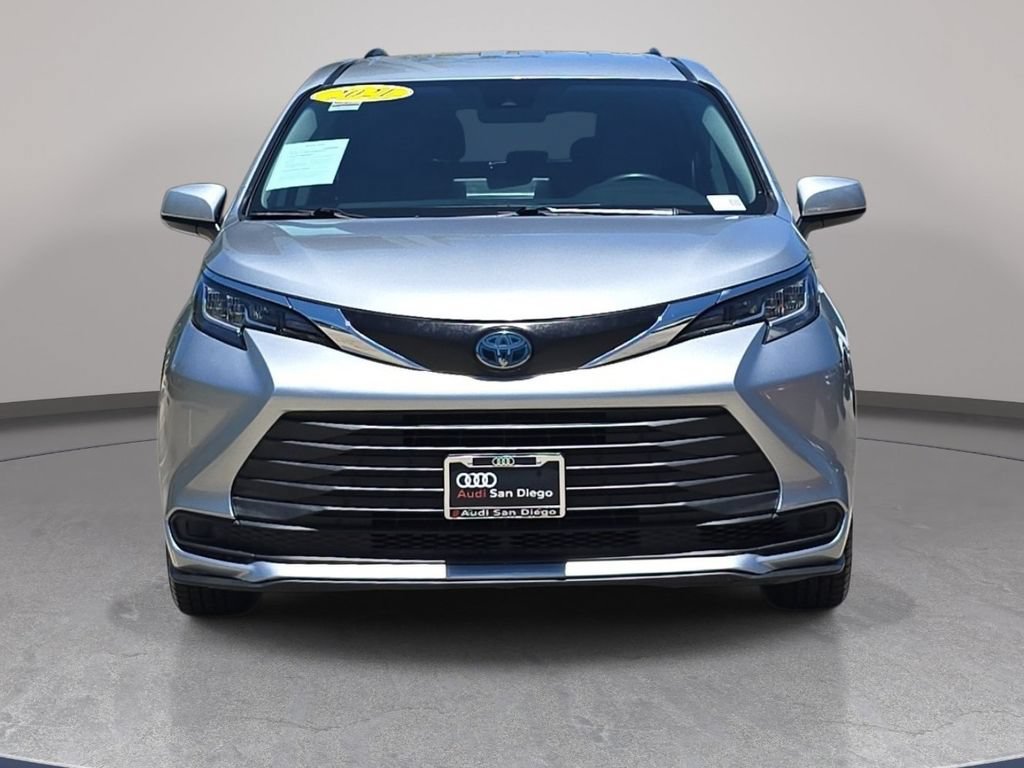Used 2021 Toyota Sienna LE FWD image 3