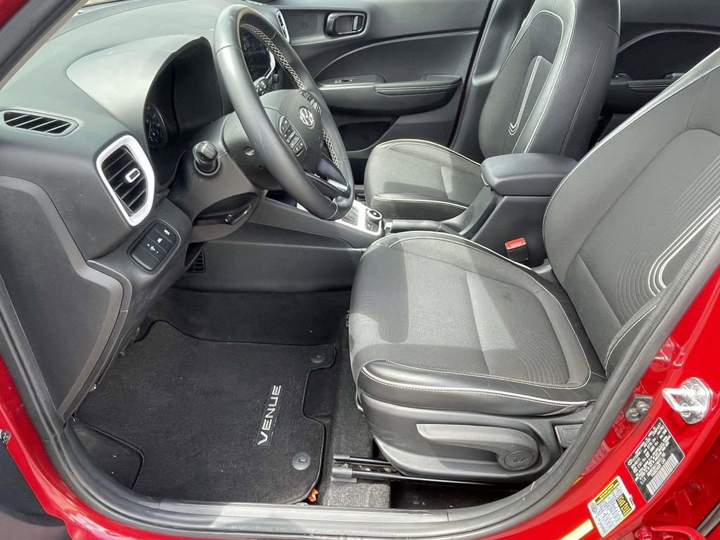 Used 2022 Hyundai Venue Limited image 14