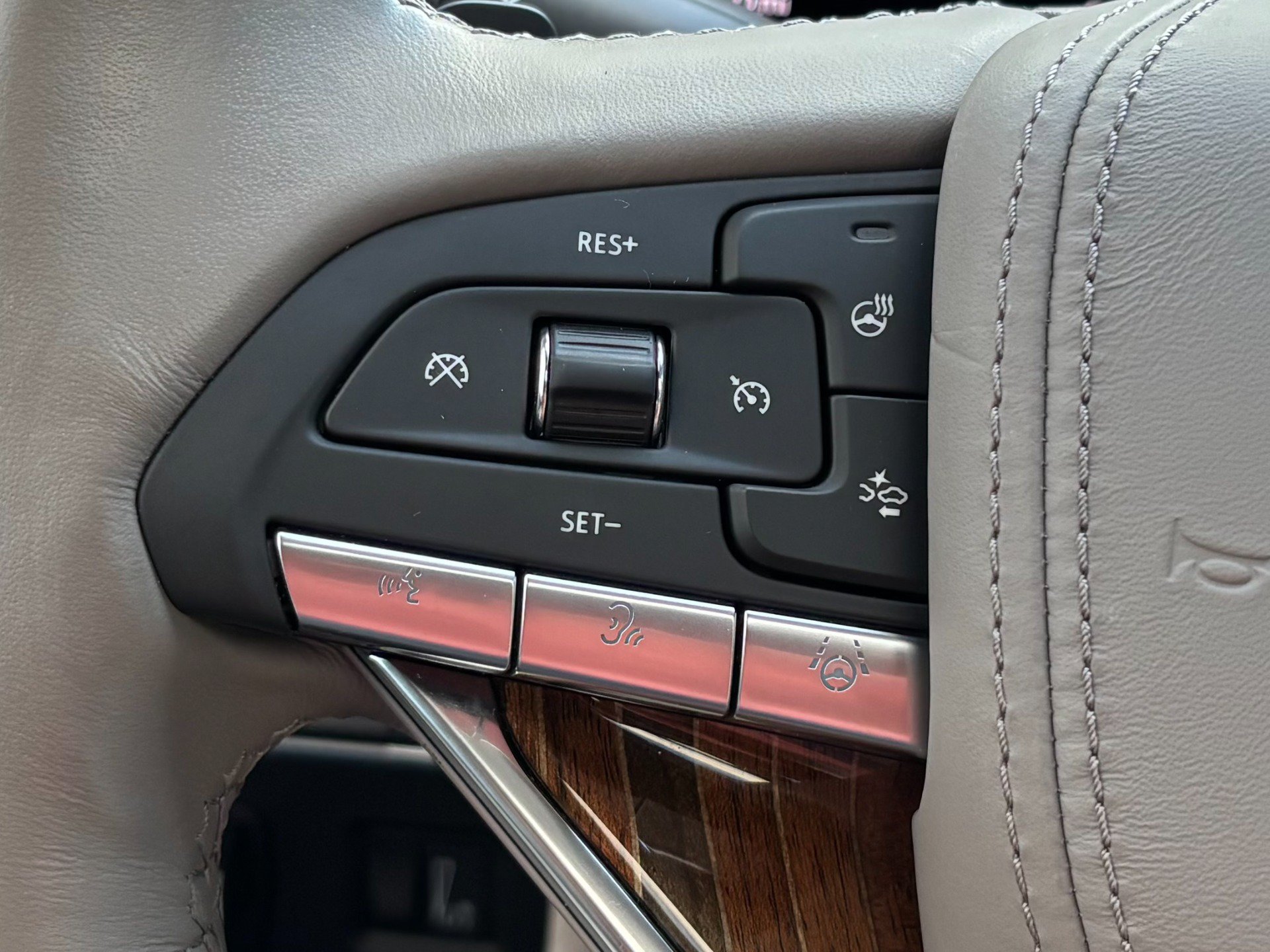 Used 2024 Cadillac Escalade Premium Luxury Platinum w/ LPO, Floor Liner Package AWD/4WD image 43