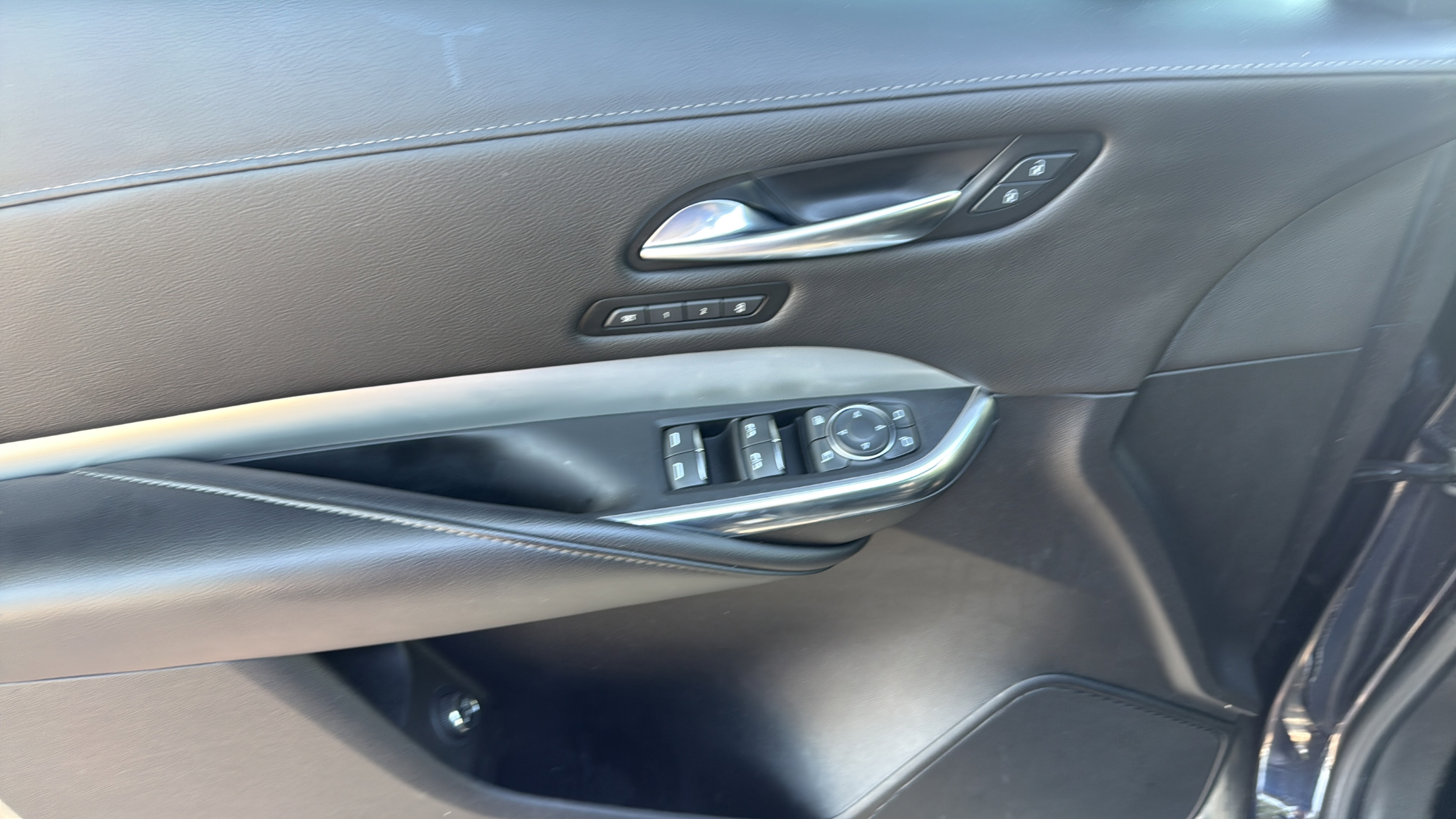 Used 2022 Cadillac XT4 Premium Luxury w/ Enhanced Visibility Package FWD image 12