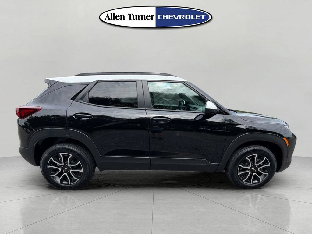 Used 2023 Chevrolet TrailBlazer ACTIV w/ Convenience Package AWD/4WD image 3