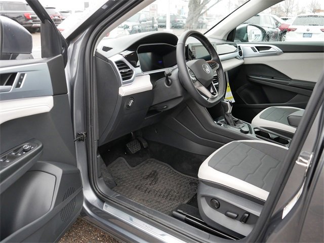 Certified 2025 Volkswagen Taos SE image 12