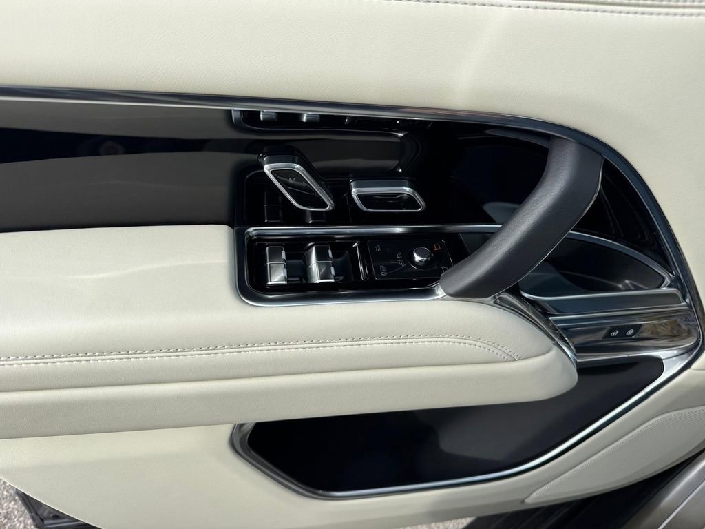 Used 2025 Land Rover Range Rover Long Wheelbase SE image 17