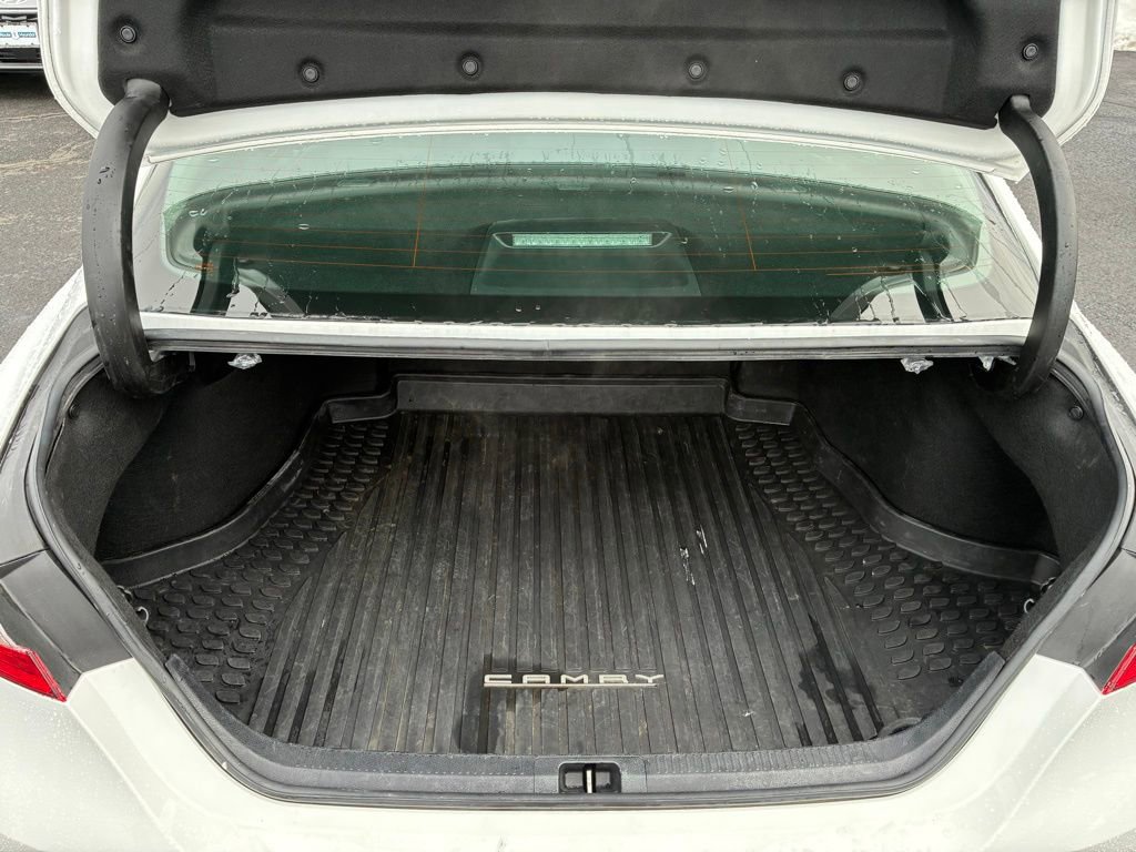 Used 2020 Toyota Camry SE w/ Sunroof Package image 12
