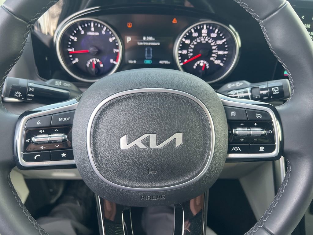 Certified 2023 Kia Carnival EX image 54