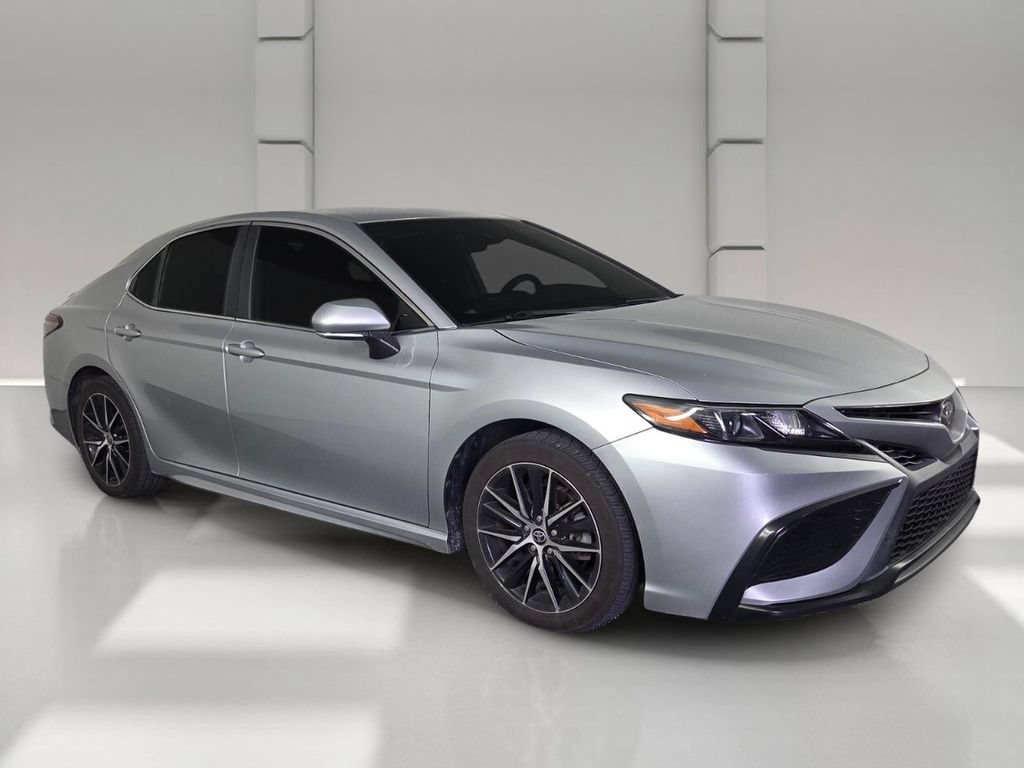 Used 2022 Toyota Camry SE FWD image 2