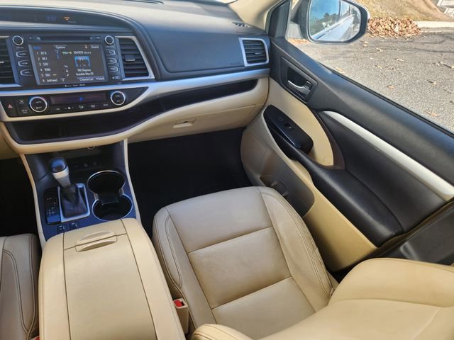 Used 2016 Toyota Highlander XLE image 13