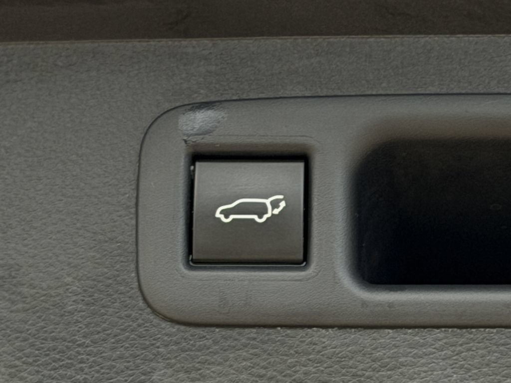 Used 2023 Toyota Highlander Limited FWD image 30