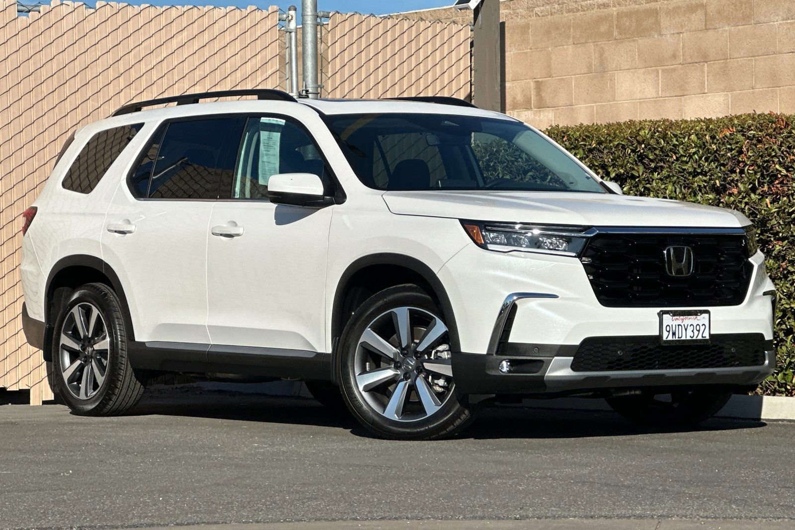 Used 2025 Honda Pilot Touring image 2