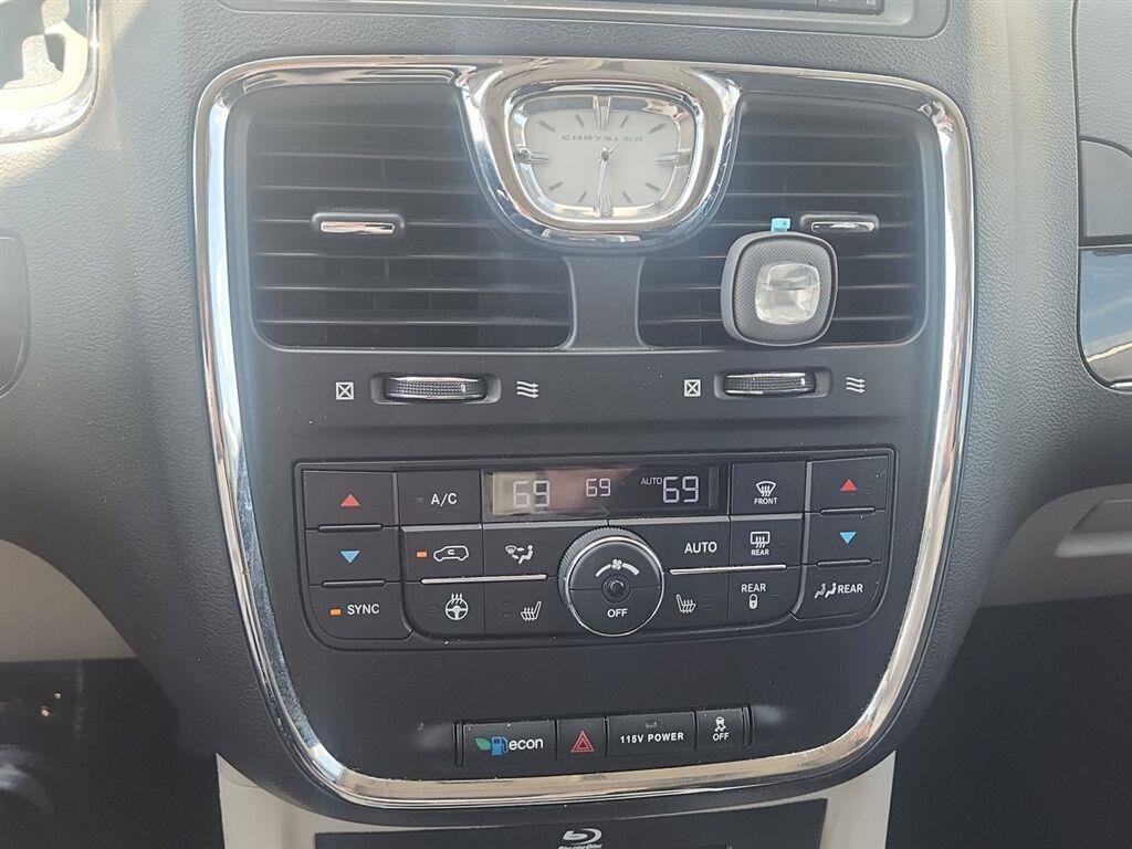 Used 2016 Chrysler Town & Country Limited FWD image 9