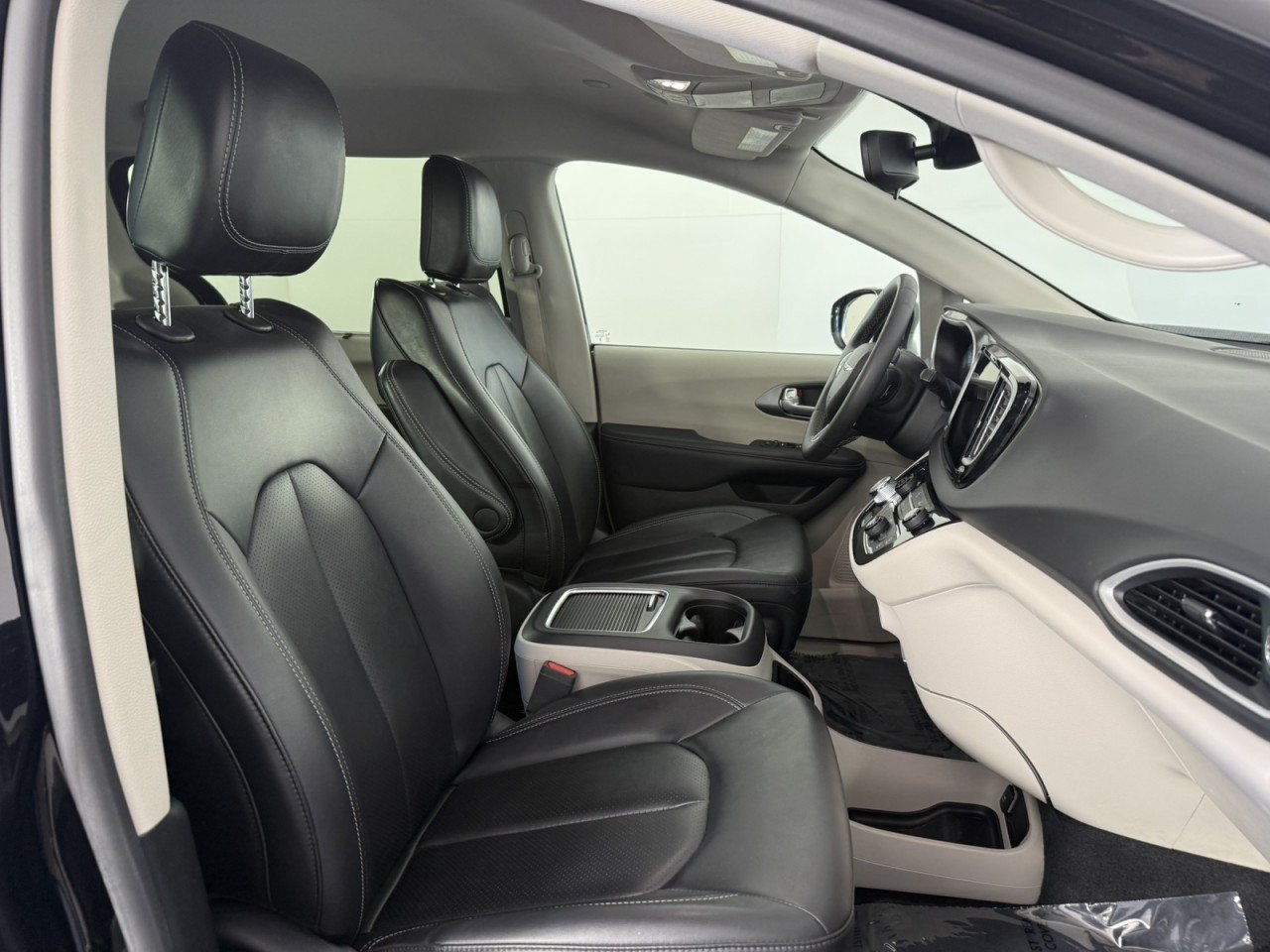 Used 2024 Chrysler Pacifica Touring-L FWD image 10