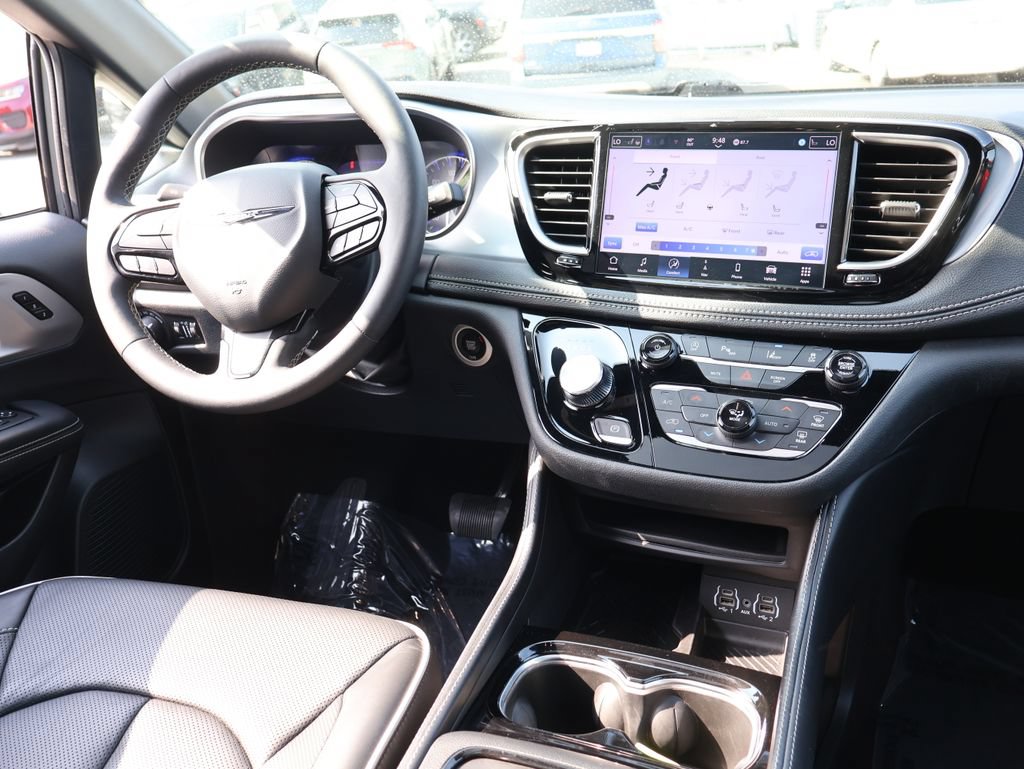 Used 2025 Chrysler Pacifica Limited FWD image 13