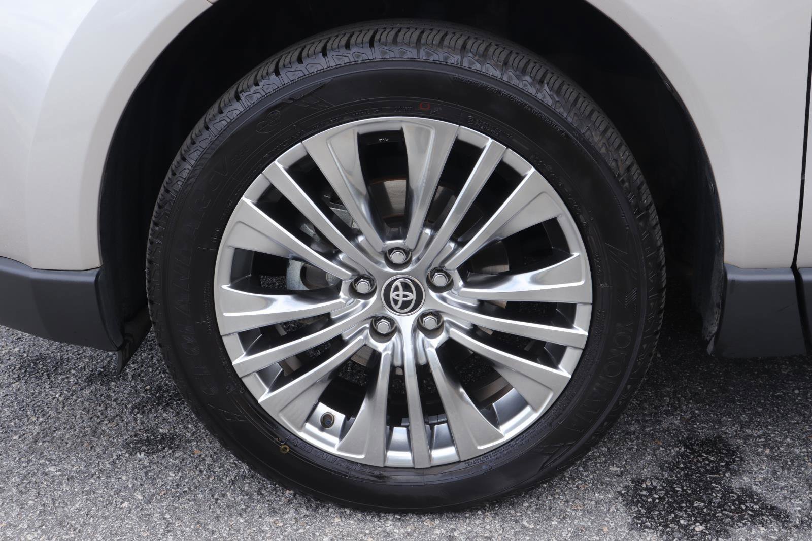 Used 2021 Toyota Venza Limited image 40