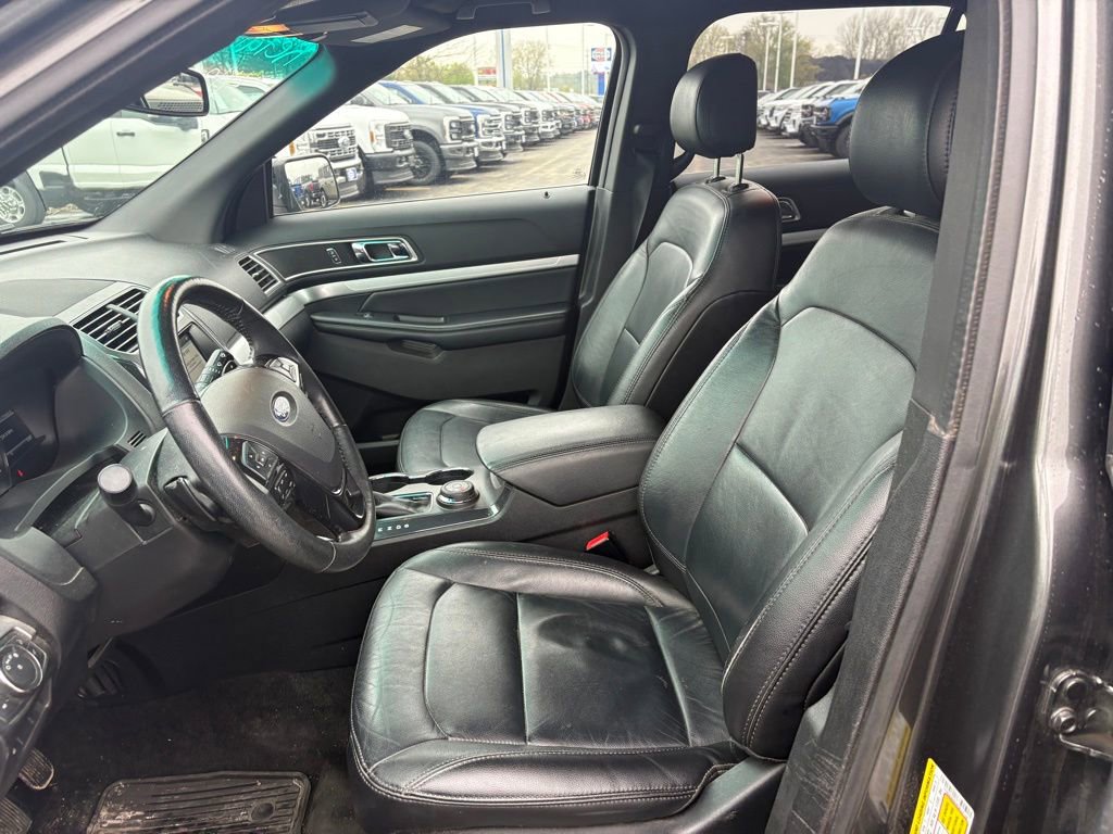 Used 2017 Ford Explorer XLT w/ Equipment Group 202A AWD/4WD image 12