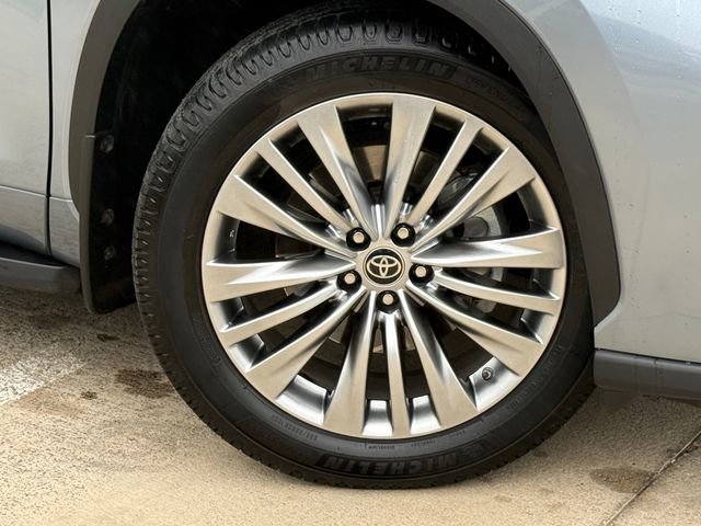 Used 2023 Toyota Highlander Platinum FWD image 2