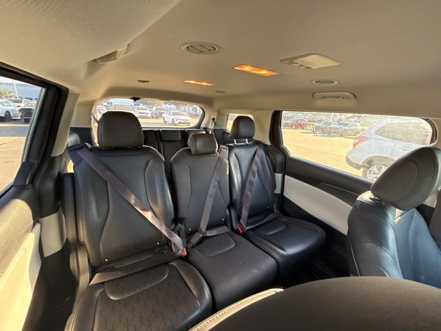 Used 2022 Kia Carnival LX FWD image 7