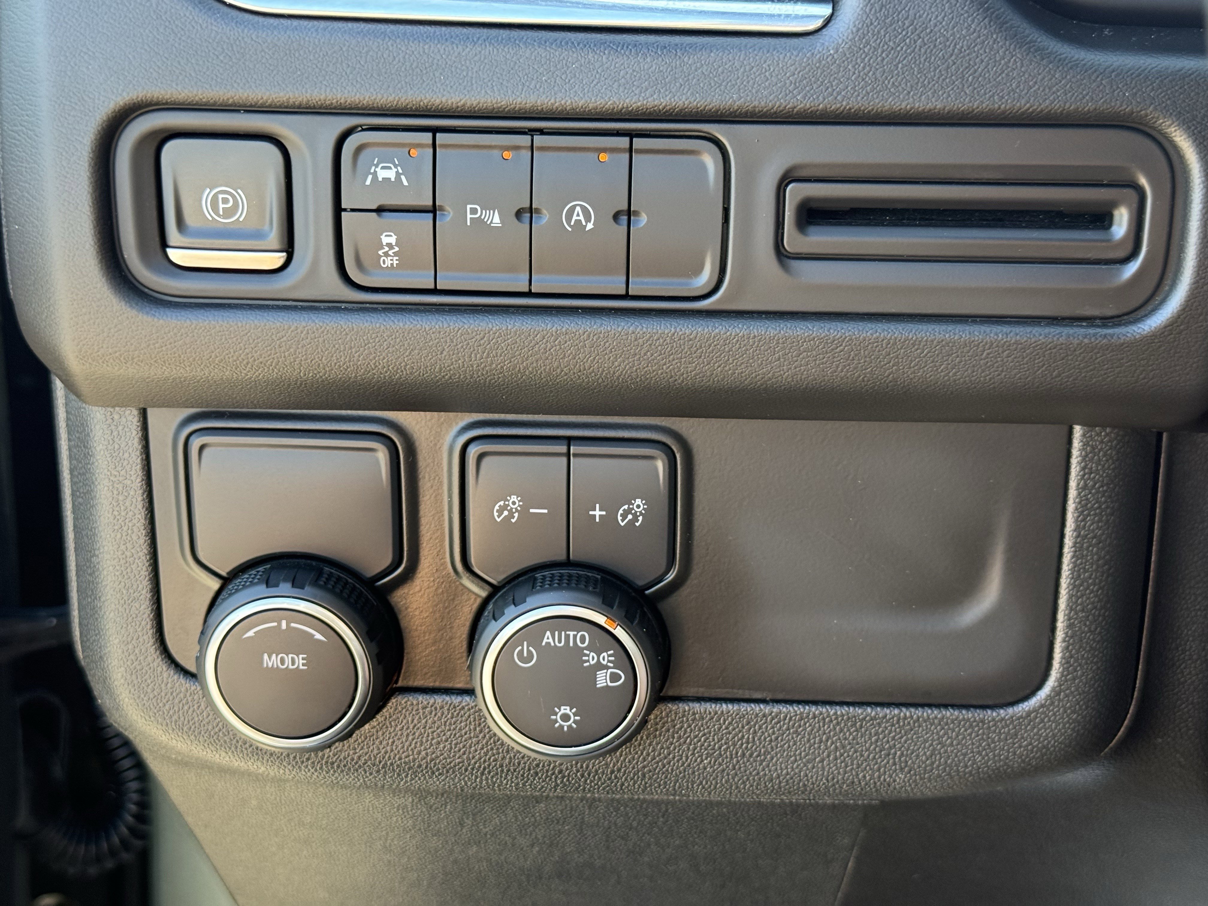 Used 2023 Chevrolet Suburban Premier image 25