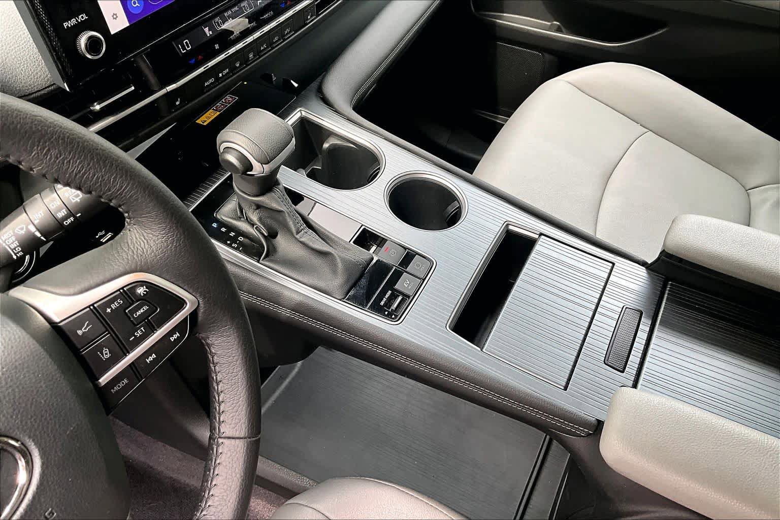 Certified 2025 Toyota Sienna XLE FWD image 17