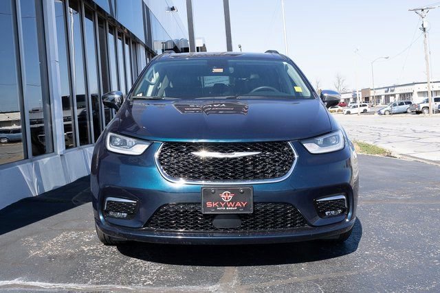 Used 2023 Chrysler Pacifica Limited FWD image 3