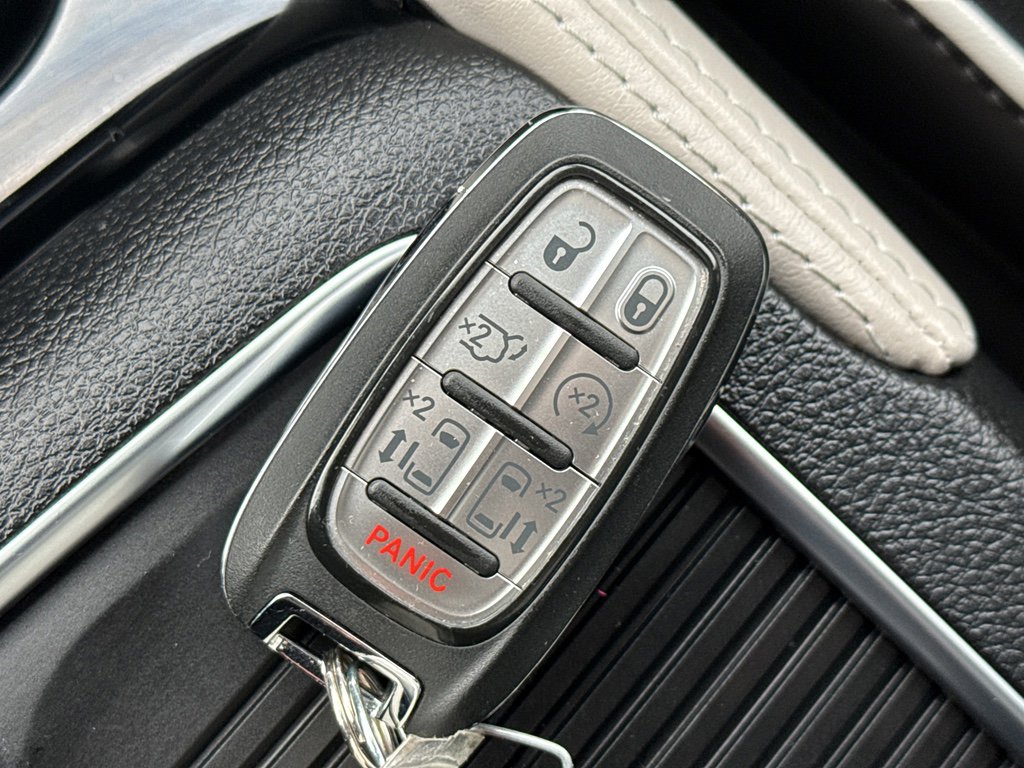 Used 2024 Chrysler Pacifica Limited image 37